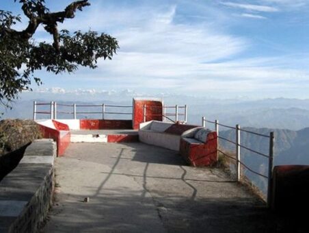 Also known as Tiffin Top, this point is a tiny hilltop which is nestled at an altitude of 1700 meters above the sea level. With its alluring views and magnificent surroundings . Tip in Top is best place in Lansdowne to watch complete skyline with magnificent Shivalik range.