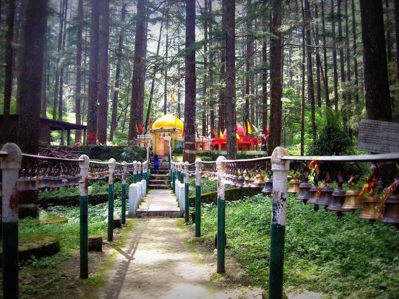 Nestled on a hilltop at an altitude of 2092 meters, Tarkeshwar Mahadev temple is an ancient holy spot dedicated to Lord Shiva. This popular tourist place in Lansdowne witnesses a huge influx of devotees during the Mahashivratri Festival .