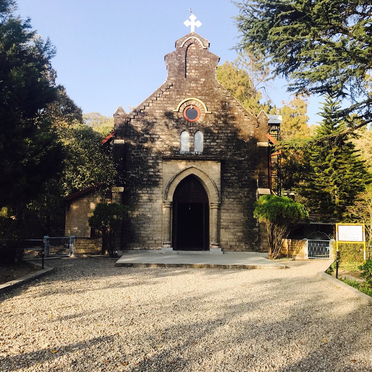 Its lush green surroundings, it also flaunts alluring interiors which have captivated the hearts of numerous travellers. St. Johns church is a roman catholic church that shares close proximity with the tourist spots situated on the Main Road of Lansdowne